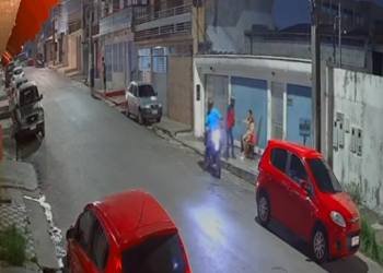 Vídeo: Dupla em moto vê mulheres de bobeira em frente de casa e r0ubam elas no Petrópolis