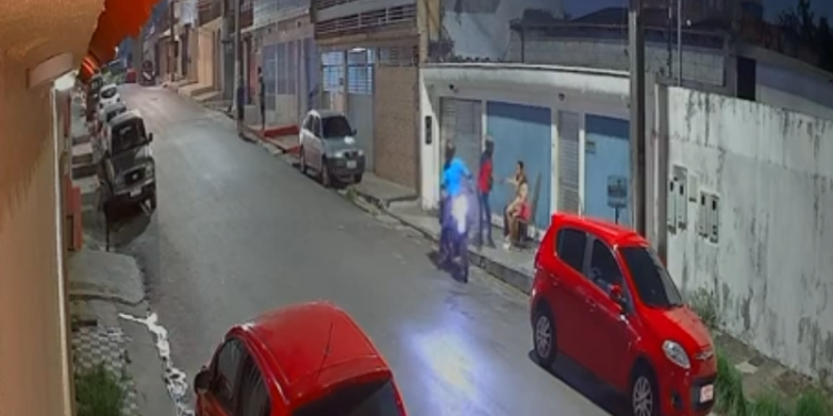 Vídeo: Dupla em moto vê mulheres de bobeira em frente de casa e r0ubam elas no Petrópolis