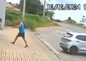 Vídeo: motorista de app puxa faca para passageiro que queria entrar no carro todo sujo 