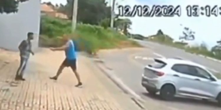 Vídeo: motorista de app puxa faca para passageiro que queria entrar no carro todo sujo