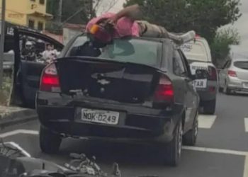 Vídeo: motoqueiro “voa” e vai parar em cima de carro após acidente em Manaus