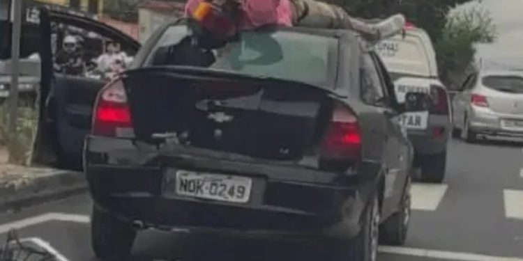 Vídeo: motoqueiro “voa” e vai parar em cima de carro após acidente em Manaus