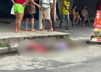 Homem é p3rs3guido, corre e acaba ex3cutad0 a t1ros na frente de mercadinho em Manaus