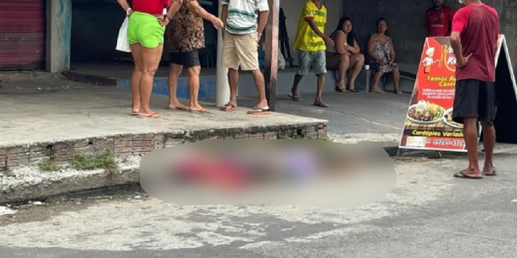 Homem é p3rs3guido, corre e acaba ex3cutad0 a t1ros na frente de mercadinho em Manaus