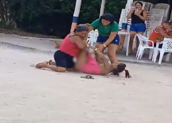 Vídeo: Em bar, senhora se enrola no chão com novinha e arr*nca roupa dela no AM