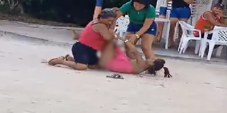 Vídeo: Em bar, senhora se enrola no chão com novinha e arr*nca roupa dela no AM