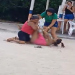 Vídeo: Em bar, senhora se enrola no chão com novinha e arr*nca roupa dela no AM
