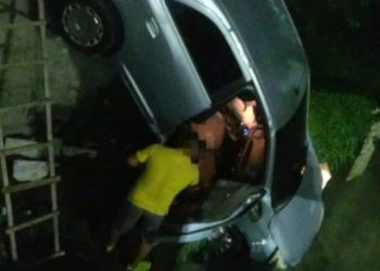 Vídeo: motorista com sinais de embriaguez “mergulha” com carro no igarapé em Manaus