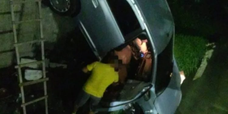 Vídeo: motorista com sinais de embriaguez “mergulha” com carro no igarapé em Manaus