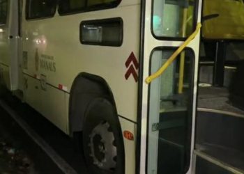 Dupla com @rma e f@ca entra no 621 e r0uba cerca de 40 passageiros em Manaus