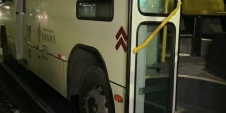 Dupla com @rma e f@ca entra no 621 e r0uba cerca de 40 passageiros em Manaus
