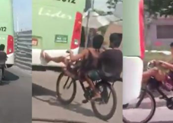 Vídeo de dupla se pendurando em busão de Manaus prova como tem gente irresponsável nas ruas