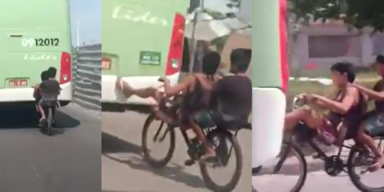 Vídeo de dupla se pendurando em busão de Manaus prova como tem gente irresponsável nas ruas