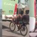 Vídeo de dupla se pendurando em busão de Manaus prova como tem gente irresponsável nas ruas