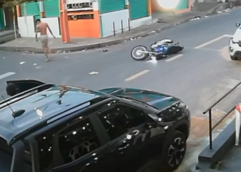 Veja ‘novinho’ só de short se r@land0 em rua na Compensa após cair de moto; vídeo