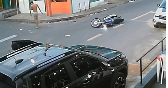 Veja ‘novinho’ só de short se r@land0 em rua na Compensa após cair de moto; vídeo