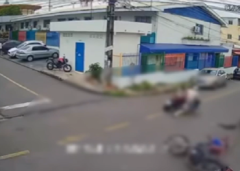 Vídeo: Em Manaus, motociclista levanta estr3ssad0 e vai pra p0rr@da após bat1da