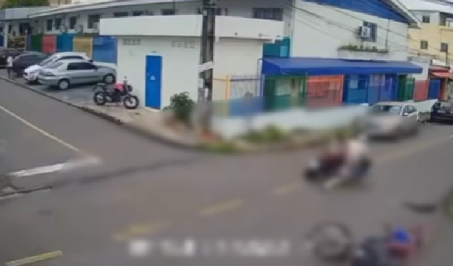 Vídeo: Em Manaus, motociclista levanta estr3ssad0 e vai pra p0rr@da após bat1da