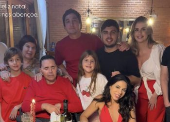 Sabino Castelo Branco, em recuperação de um AVC desde 2017, aparece em foto em família no Natal