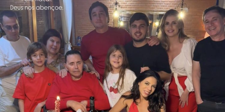 Sabino Castelo Branco, em recuperação de um AVC desde 2017, aparece em foto em família no Natal