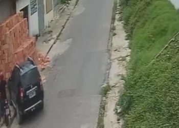 Vídeo: motoqueiro acerta pilha de tijolos após tomar fechada na rua em Manaus