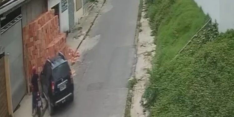 Vídeo: motoqueiro acerta pilha de tijolos após tomar fechada na rua em Manaus