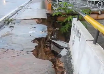 Vídeo: Motoqueiro mostra riscos na avenida Brasil após parte da calçada abrir com a chuva
