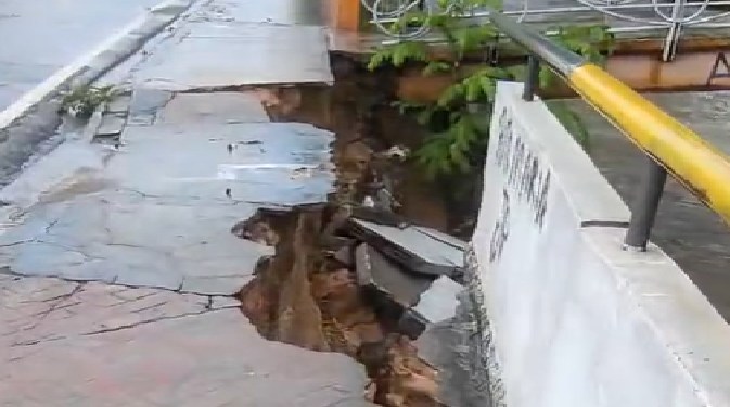 Vídeo: Motoqueiro mostra riscos na avenida Brasil após parte da calçada abrir com a chuva