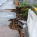 Vídeo: Motoqueiro mostra riscos na avenida Brasil após parte da calçada abrir com a chuva