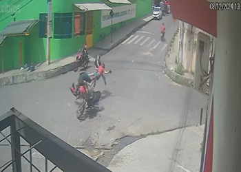 Câmera grava motos em alta velocidade c0l1d1nd0 no bairro Santa Etelvina; veja