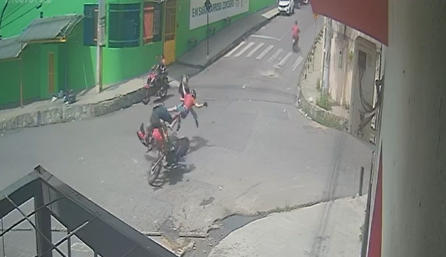Câmera grava motos em alta velocidade c0l1d1nd0 no bairro Santa Etelvina; veja
