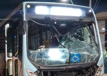 Motorista entra na via sem dar sinal e causa colisã0 entre veículos em Manaus