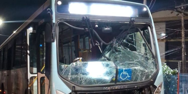 Motorista entra na via sem dar sinal e causa colisã0 entre veículos em Manaus