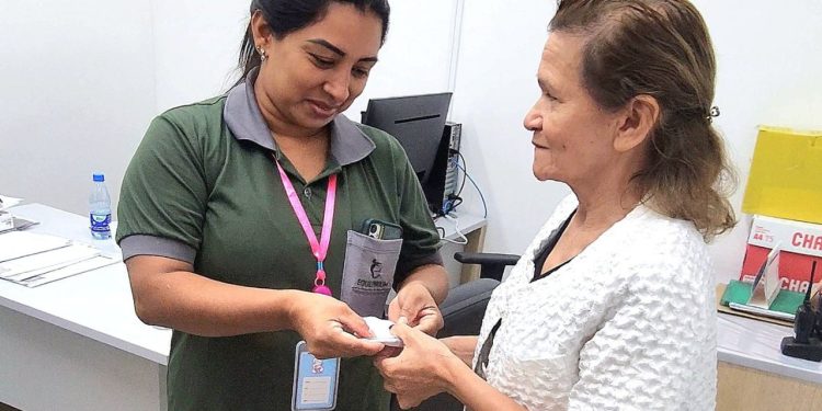 Em Manaus, funcionária da limpeza acha dinheiro em papel higiênico e é parabenizada pela honestidade