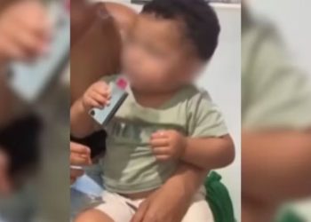 Vídeo mostra tia dando cigarr0 ao sobrinho de 11 meses e causa revolta