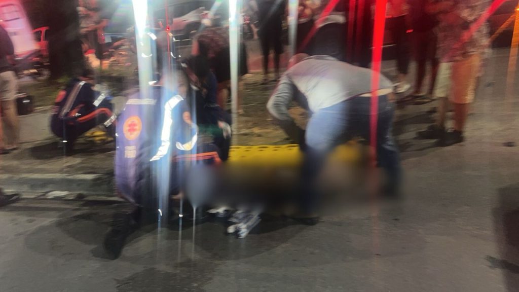Ao fazer retorno, motorista de aplicativo at1nge casal em moto na Cidade Nova