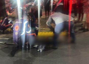 Ao fazer retorno, motorista de aplicativo at1nge casal em moto na Cidade Nova