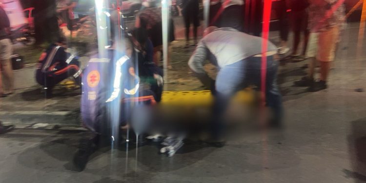 Ao fazer retorno, motorista de aplicativo at1nge casal em moto na Cidade Nova