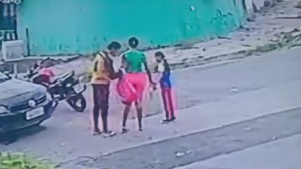 Vídeo: Ao lado da mãe, garotinha tem a mochila roub4da por bandido no Manoa