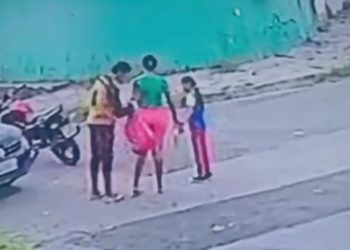 Vídeo: Ao lado da mãe, garotinha tem a mochila roub4da por bandido no Manoa
