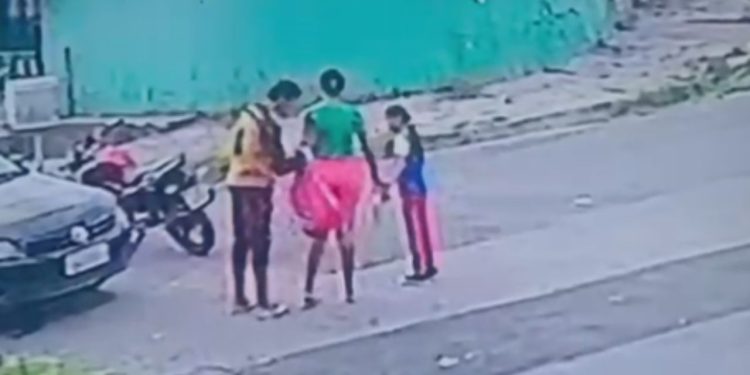 Vídeo: Ao lado da mãe, garotinha tem a mochila roub4da por bandido no Manoa