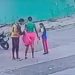 Vídeo: Ao lado da mãe, garotinha tem a mochila roub4da por bandido no Manoa