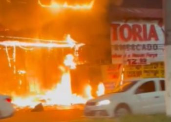 Incêndio destrói quiosques e fachada do Supermercado Vitória da Torquato Tapajós