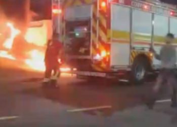 Vídeo: Ônibus fica destruído após ser consumido por chamas na zona sul de Manaus