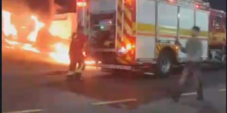 Vídeo: Ônibus fica destruído após ser consumido por chamas na zona sul de Manaus