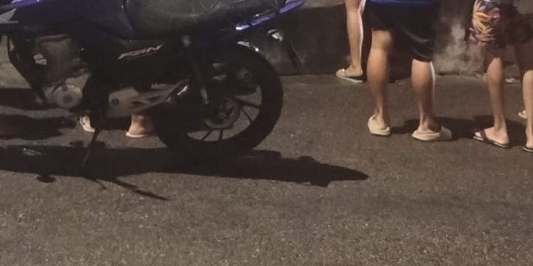 Ao chegar no local da entrega, motoboy leva 12 t1r0s no Parque Dez