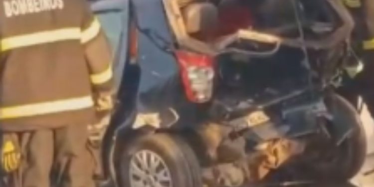 Vídeo: Bombeiros salvam mulher que ficou presa após c0lisã0 entre carros na zona leste de Manaus