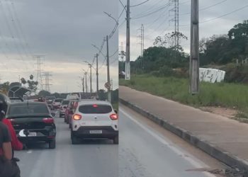 Avenida das Flores fica congestionada após ônibus capotar; veja o vídeo
