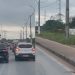 Avenida das Flores fica congestionada após ônibus capotar; veja o vídeo