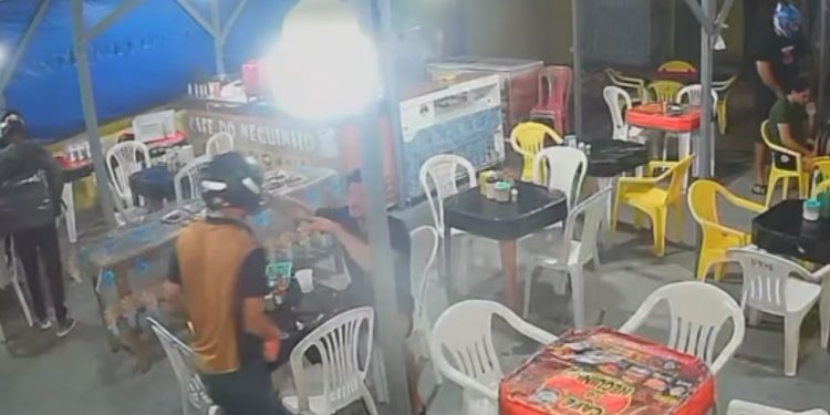 Vídeos: Trio arm4d0 invade café regional e deixam clientes em pân1c0 em Manaus
